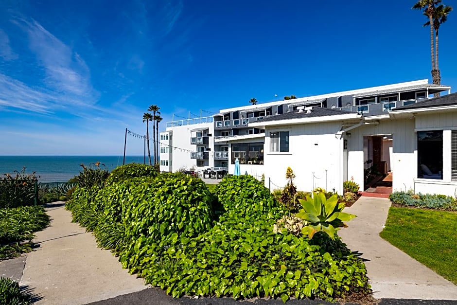 Tides Oceanview Inn and Cottages