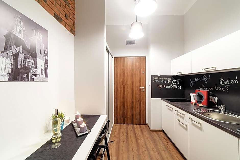 2 Nights Apartments - great location, right next to Main Rail and Bus Station, 10 min to Main Square by foot