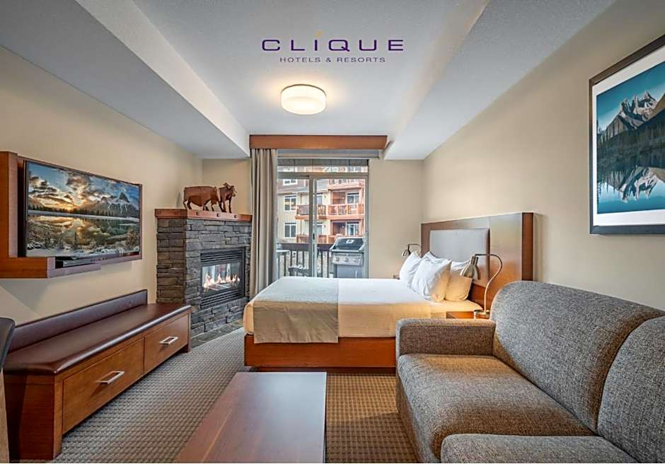 Falcon Crest Lodge by CLIQUE