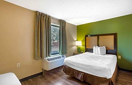 Studio with 2 Queen Beds - Non-Smoking