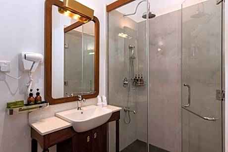 Tropical Studio with Terrace and Garden Double