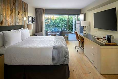 Cozy Queen Room with Roll-In Shower - Mobility Accessible