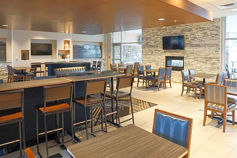 Holiday Inn Express & Suites - Aurora Medical Campus, an IHG Hotel