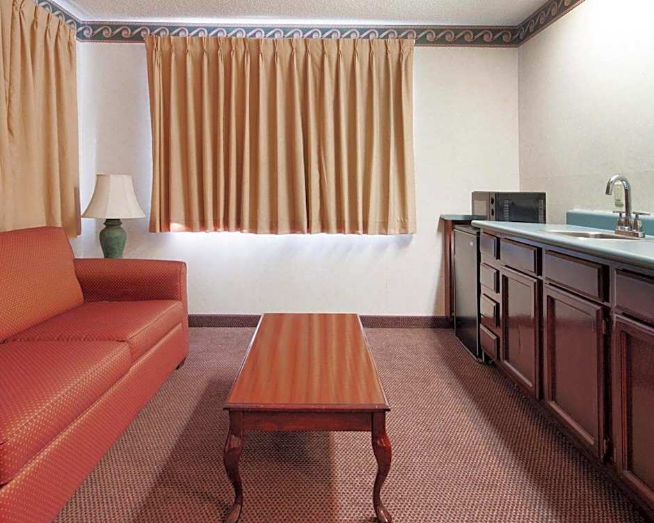 Econo Lodge Inn & Suites El Paso