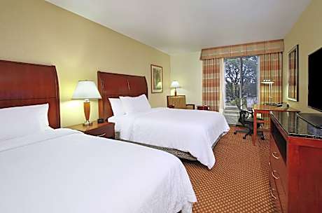 2 Queen Mobility/Hearing Accessible W/Bathtub