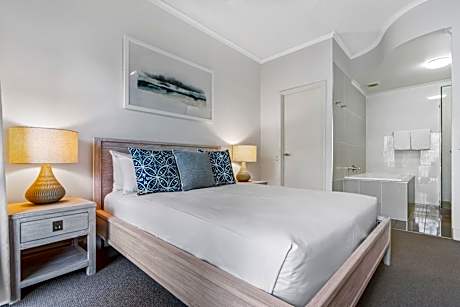 Three-Bedroom Deluxe Apartment
