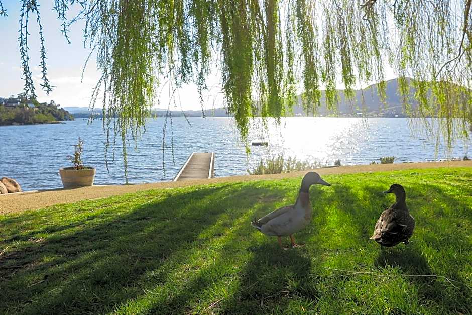 Riverfront Motel & Villas