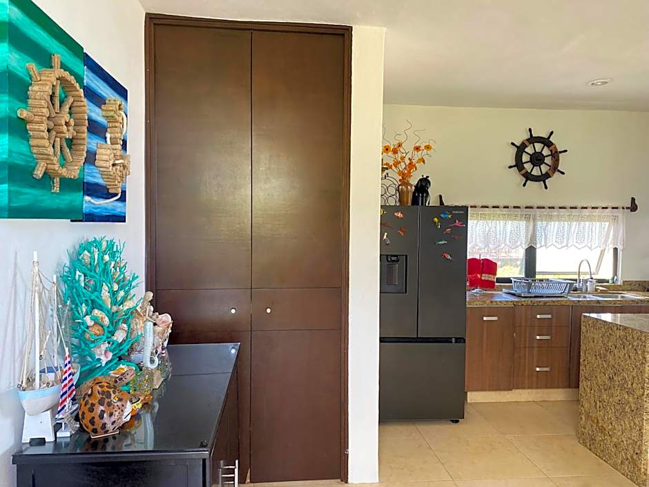Escape to Paradise, Minimalist 4-BR Beachfront, 300 Mbps with amazing views