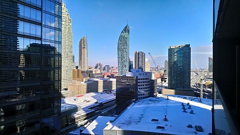 MiCasa Suites - Stylish Condo in Maple Leaf Square