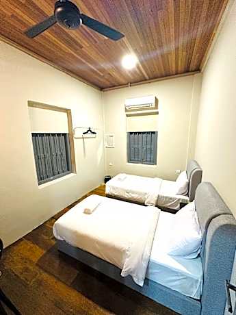 Budget Twin Room with Shared Bathroom