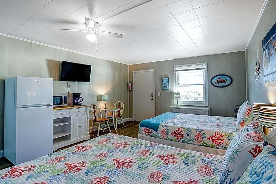 ON ISLAND Ocean View Beachy Studio in Campy 1970s Converted Motel
