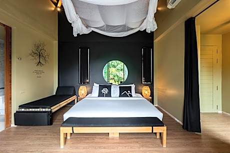 Studio Deluxe Two-Bedroom Free Kayak, Paddle Board and Playground