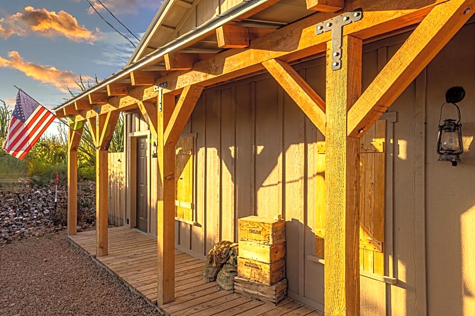 -Pet Friendly- Miners Cabin #5 -Two Double Beds - Private Balcony