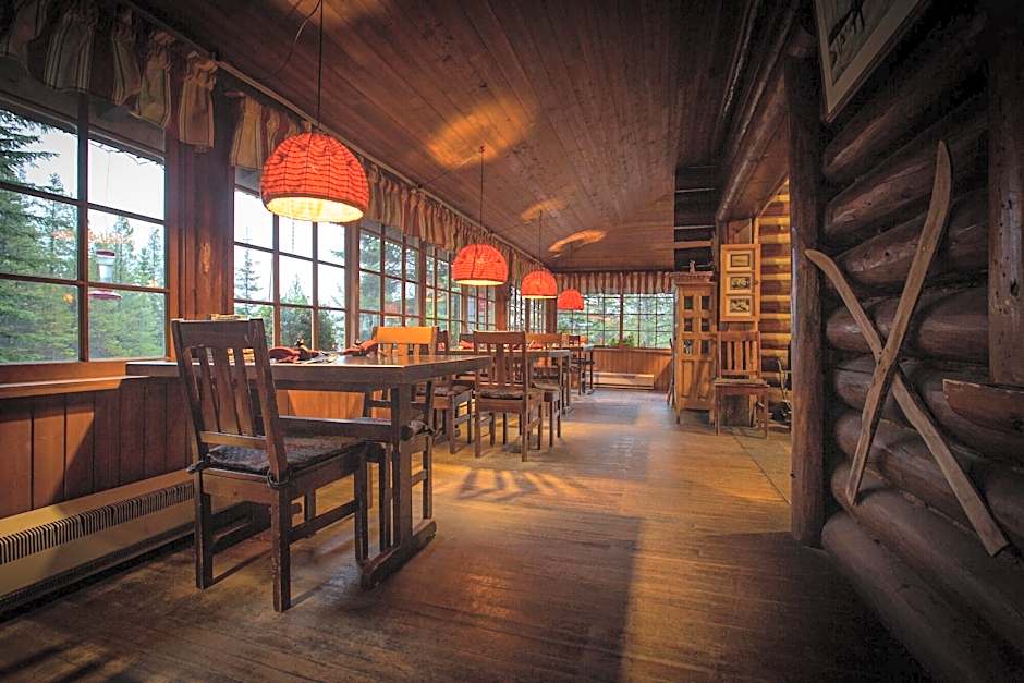 Storm Mountain Lodge Cabins Dining