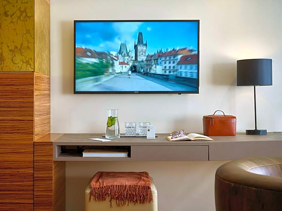 The ICON Hotel & Lounge