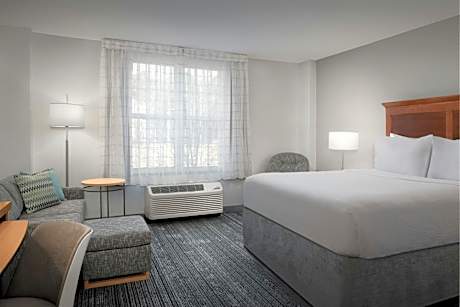 Queen Studio with Sofa Bed and Adapted Tub - Mobility Accessible