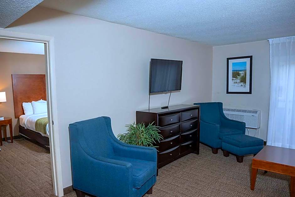 Comfort Inn & Suites Erie - Splash Lagoon Indoor Waterpark