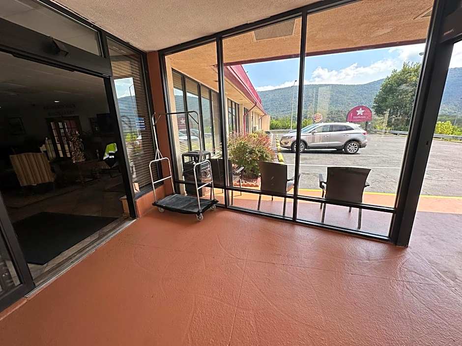 Hotel Red Rose by Townhouse Covington I-64