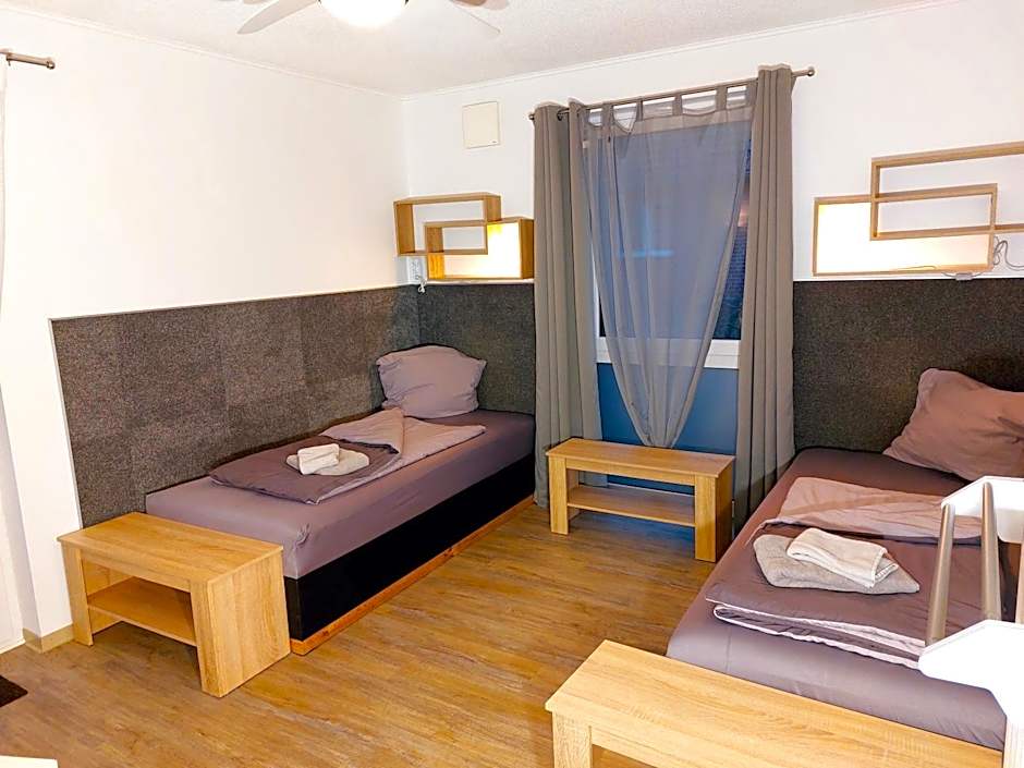 APPARTEMENTHAUS "AM KORNFELD" - 10 Apartments, 40 Betten, Raucher-Balkon, Waschraum, Garten, Grillplatz, Tischtennis, Parkplatz