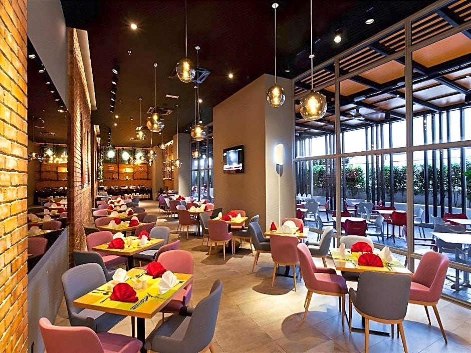 The Straits Hotel & Suites