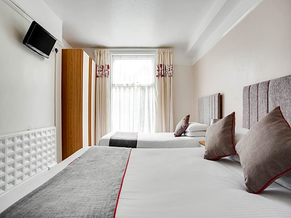 OYO Godolphin Arms Hotel