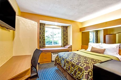 1 Queen Bed Deluxe Room Smoking