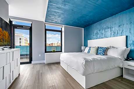 Deluxe King Suite, Balcony, Non-Smoking