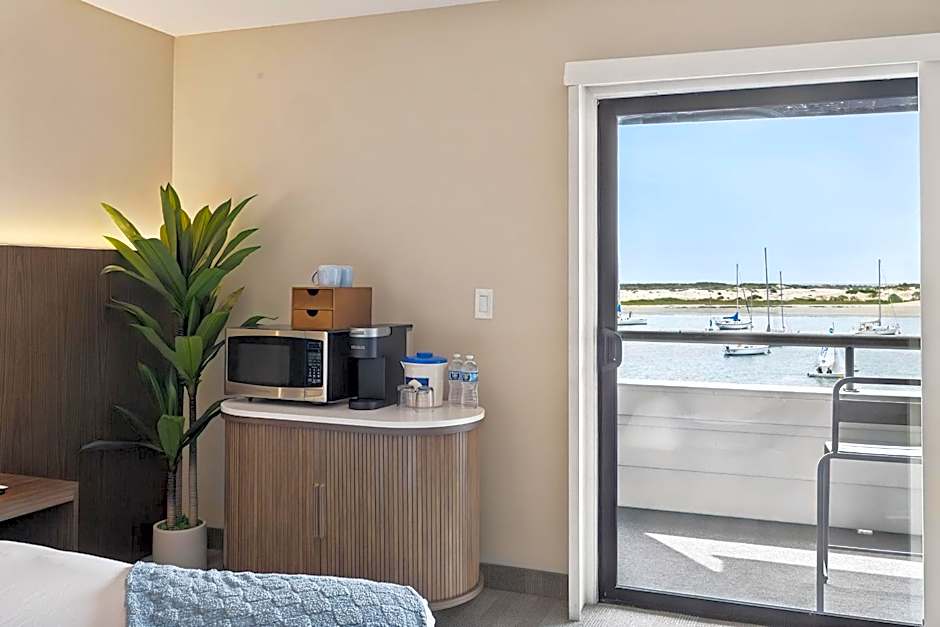 456 Embarcadero Inn & Suites