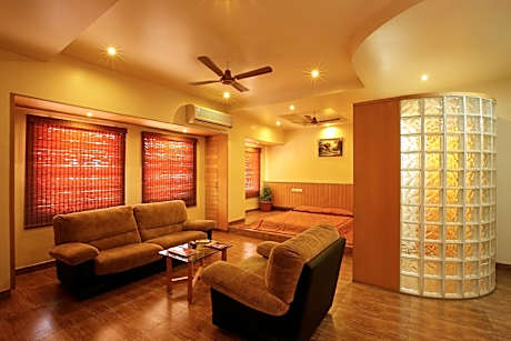 Hotel Orient Crown, Kolhapur