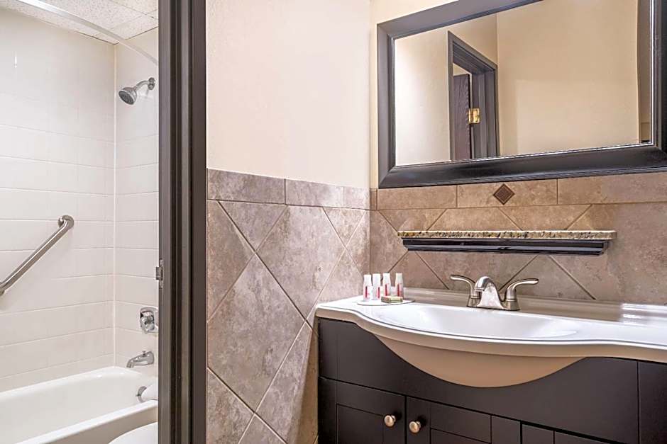 Ramada by Wyndham Minneapolis Golden Valley
