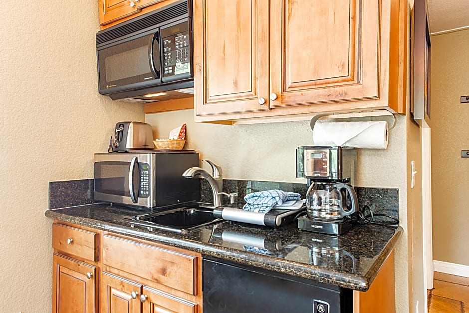 Carriage House Condominiums by All Seasons Resort Lodging