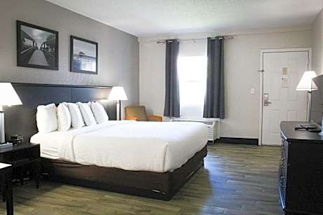 1 King Bed, Non-Smoking