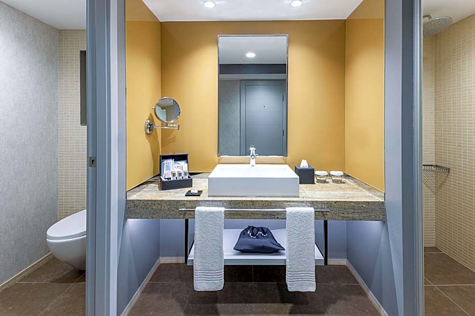 Arum Barut Collection