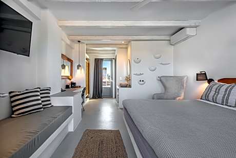 Suite with Private Plunge Pool & Sea View