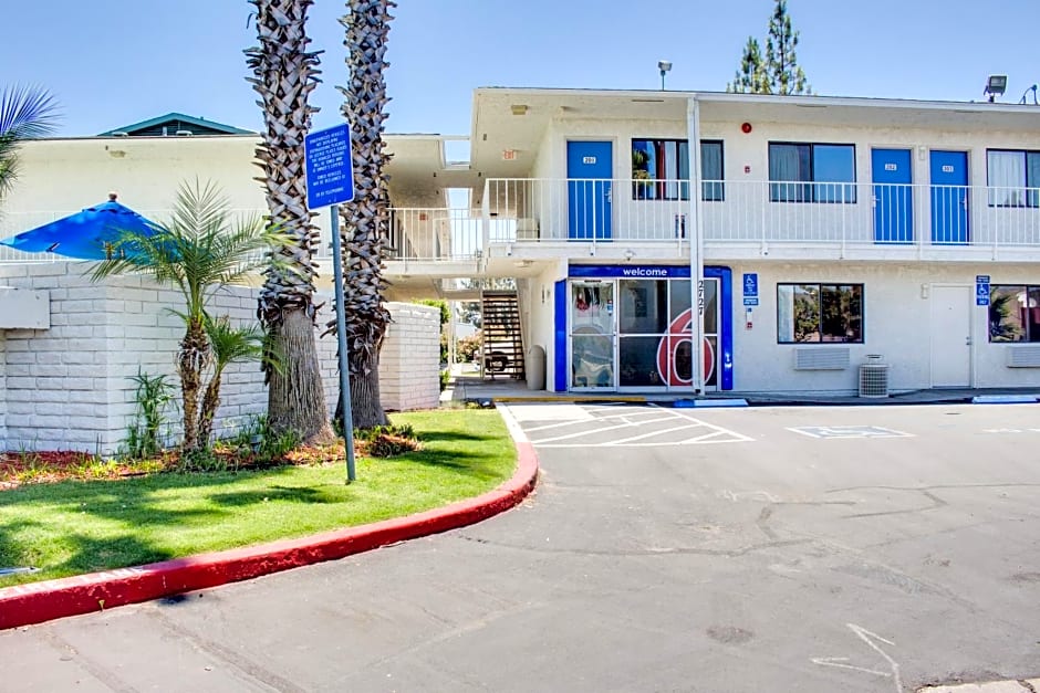 Motel 6-Bakersfield, CA - South
