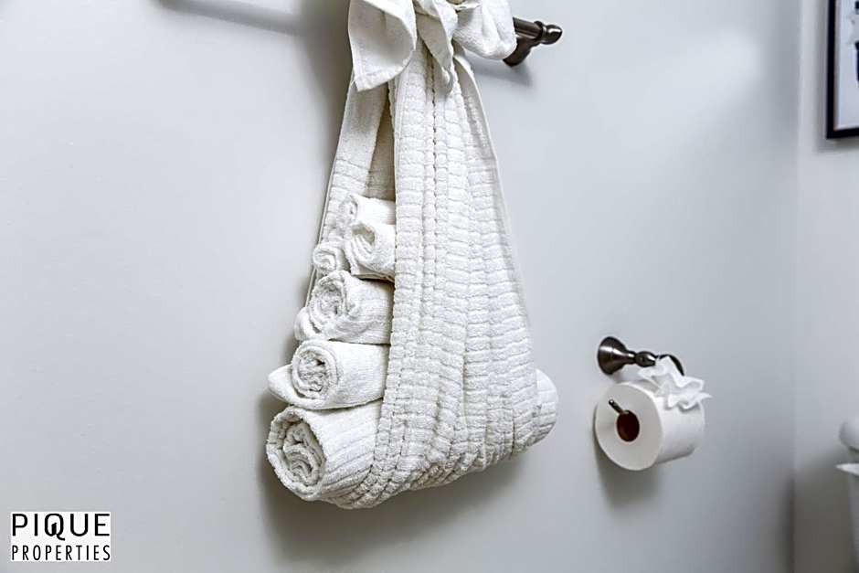 LUXURIOUS 6 Bed Home I Fireplace I near Sports Park I with Double Garage & Fast WiFi!