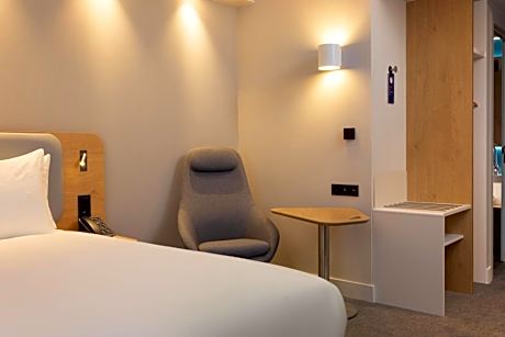 Standard Queen Room with Extra Floor Space - Free Breakfast
