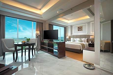 Grand Lake View Suite - Non-Smoking