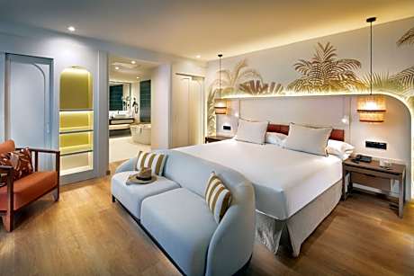 Suite Esencia (2 Adults + 1 Child)