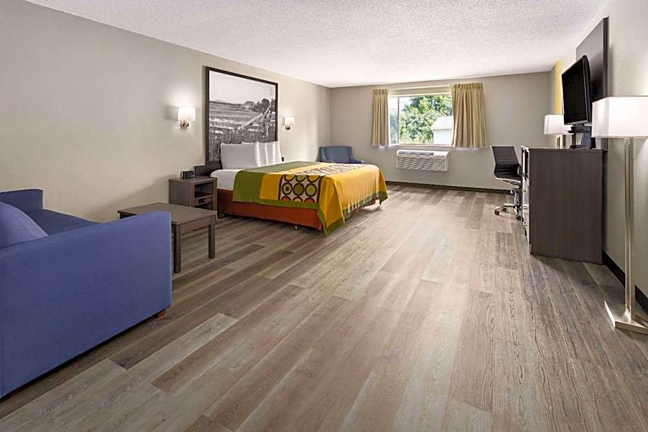 Super 8 by Wyndham Burnham/Lewistown