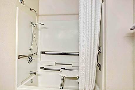 1 Queen Bed Accessible Room Non-Smoking