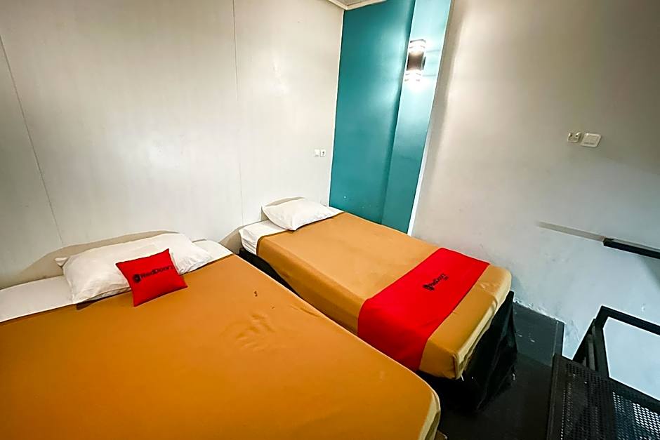 RedDoorz Syariah near Mall Of Serang