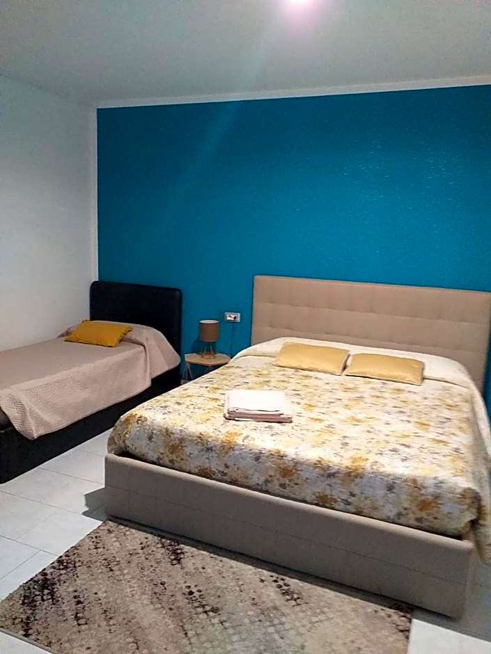 Foto 1 von 9 von Triple Room with Private Bathroom