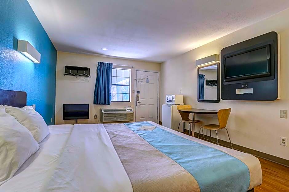 Motel 6-Dickson, TN