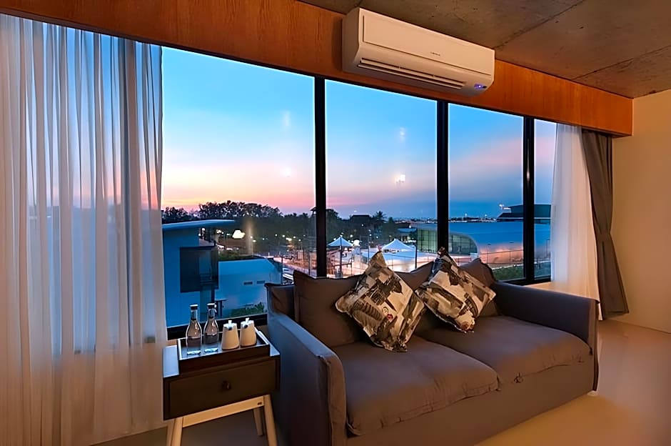 The Sixteenth Naiyang Beach Hotel