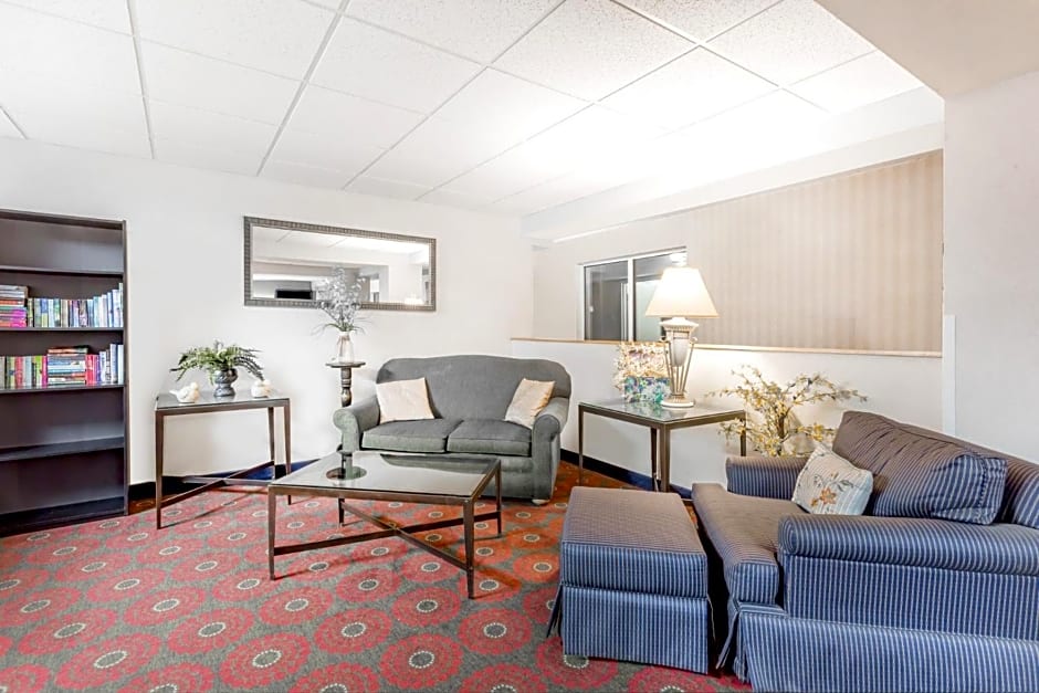 Days Inn by Wyndham Cedar Falls- University Plaza