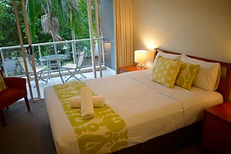 Deluxe Two-Bedroom Apartment with Garden View