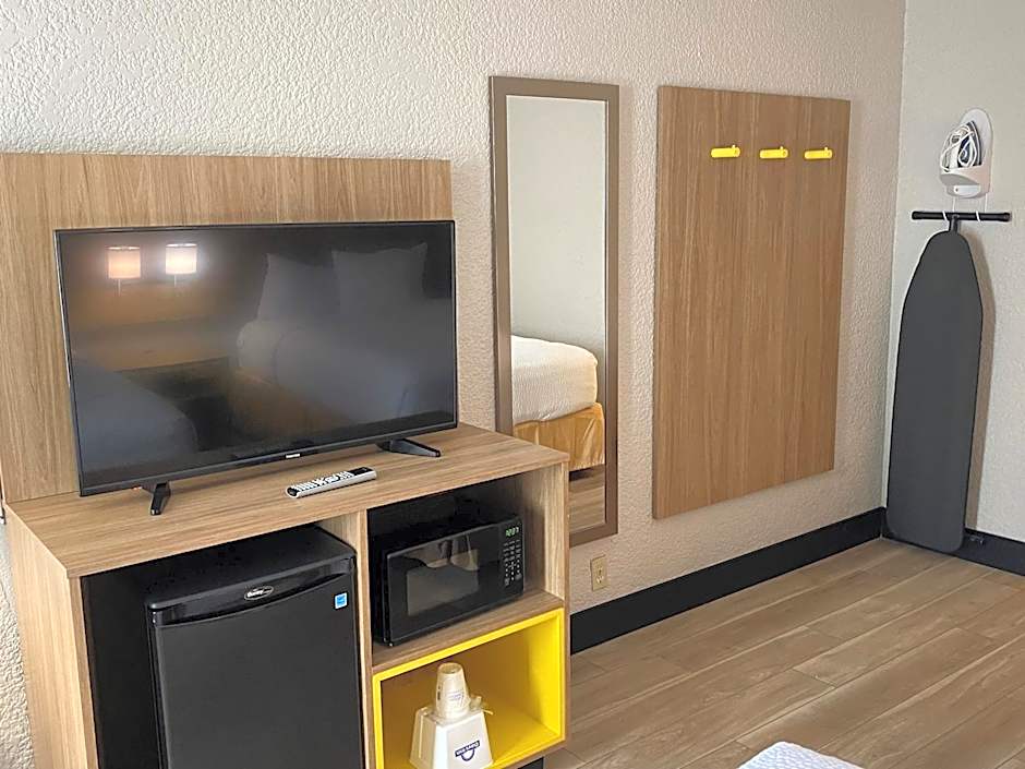 Days Inn & Suites by Wyndham Fort Pierce Midtown