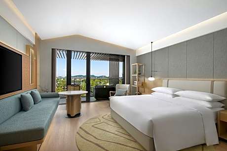 Executive King, Guest room, 1 King, Garden view, Balcony