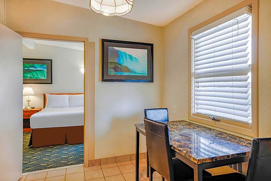 Travelodge by Wyndham Niagara Falls at the Falls